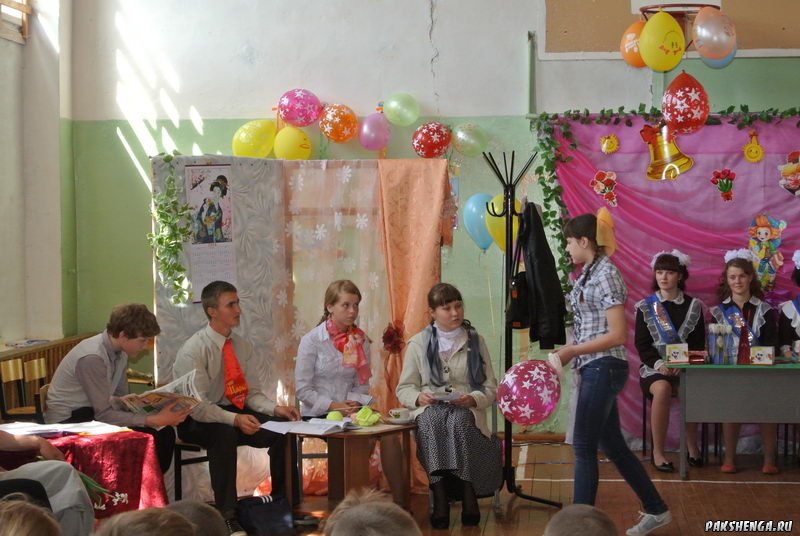 "Последний звонок". 24 мая 2014 года. Выпускники -  Прилучная Кристина, Зеновская Алина, Зиновьева Вика